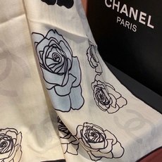 香奈儿上新❤️ 【Chanel】 经典茶花优雅Coco风,Chanel最新丝绒大方巾~气质到骨子里,香奶奶新一季的面料 香奈儿上新❤️ 【Chanel】 经典茶花优雅Coco风,Chanel最新丝绒大方巾~气质到骨子里,香奶奶新一季的面料