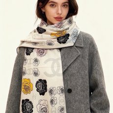 香奈儿上新❤️ 【Chanel】 经典茶花优雅Coco风,Chanel最新丝绒大方巾~气质到骨子里,香奶奶新一季的面料 香奈儿上新❤️ 【Chanel】 经典茶花优雅Coco风,Chanel最新丝绒大方巾~气质到骨子里,香奶奶新一季的面料