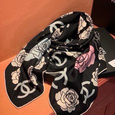 香奈儿上新❤️ 【Chanel】 经典茶花优雅Coco风,Chanel最新丝绒大方巾~气质到骨子里,香奶奶新一季的面料 香奈儿上新❤️ 【Chanel】 经典茶花优雅Coco风,Chanel最新丝绒大方巾~气质到骨子里,香奶奶新一季的面料