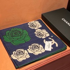 香奈儿上新❤️ 【Chanel】 经典茶花优雅Coco风,Chanel最新丝绒大方巾~气质到骨子里,香奶奶新一季的面料 香奈儿上新❤️ 【Chanel】 经典茶花优雅Coco风,Chanel最新丝绒大方巾~气质到骨子里,香奶奶新一季的面料