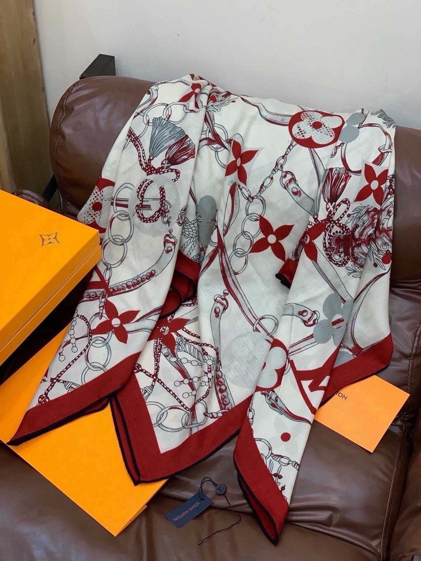 LV x TM 140披肩 【140顶级丝绒双面同色披肩】 本款L Multicolor披肩出自路易威登与知名日本艺术家