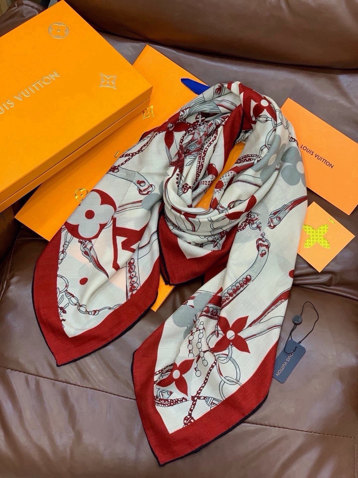 LV x TM 140披肩 【140顶级丝绒双面同色披肩】 本款L Multicolor披肩出自路易威登与知名日本艺术家