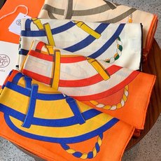 💟上新🆕💕手工卷边!羊绒和真丝混纺披肩(70%羊绒30%桑蚕丝)。 这款披肩采用经典山羊绒和真丝混纺面料,柔软轻盈,佩戴 💟上新🆕💕手工卷边!羊绒和真丝混纺披肩(70%羊绒30%桑蚕丝)。 这款披肩采用经典山羊绒和真丝混纺面料,柔软轻盈,佩戴