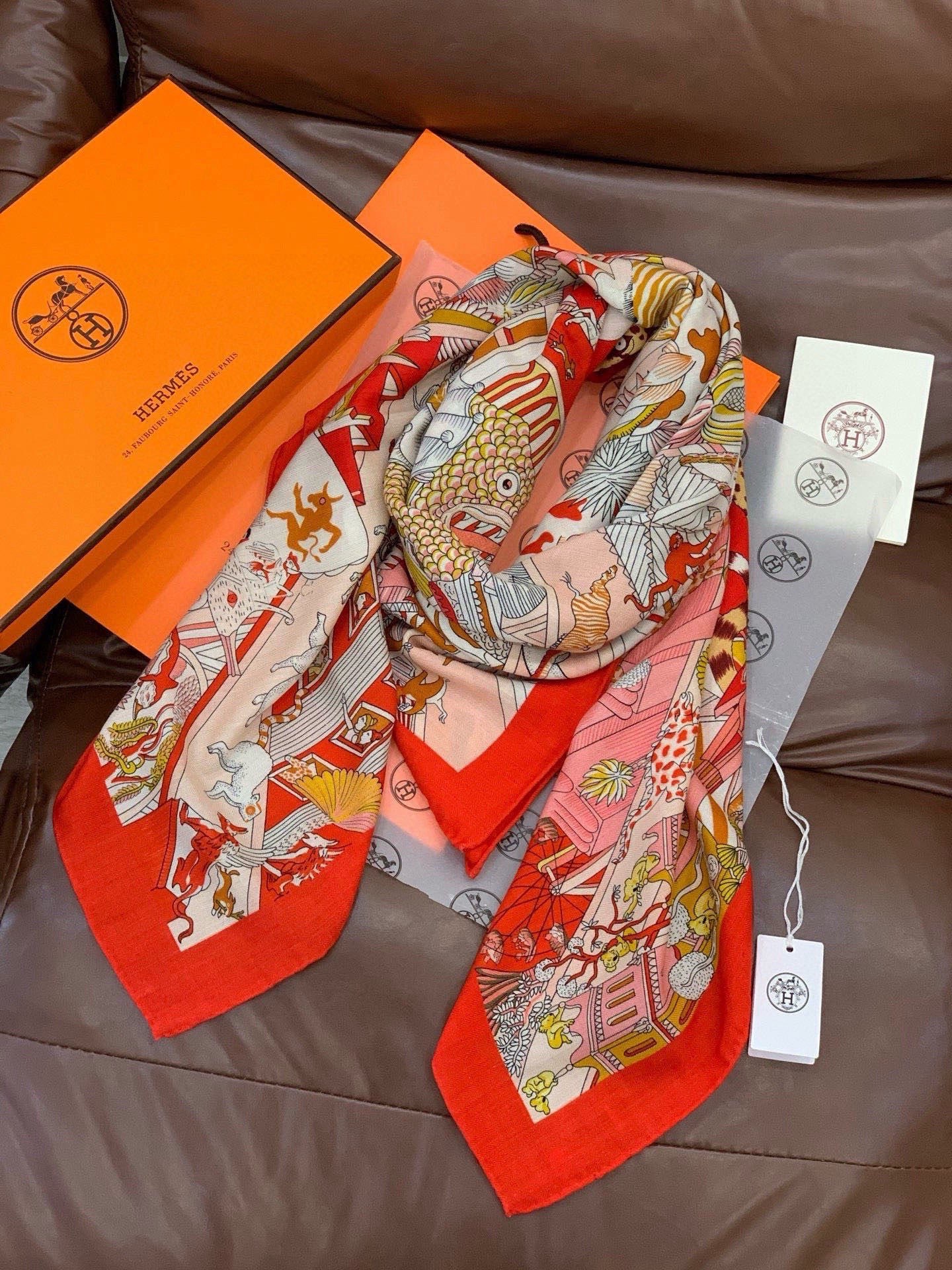 羊绒新款🆕👏👏买了都说好看‼️推荐💕爱马仕双面同色羊绒方巾【动物之城双面同色140】,顶级工艺超值‼️爱马仕专柜爆款🎁💟 羊绒新款🆕👏👏买了都说好看‼️推荐💕爱马仕双面同色羊绒方巾【动物之城双面同色140】,顶级工艺超值‼️爱马仕专柜爆款🎁💟