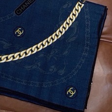 高级成衣系列~Chanel 【140双面同色丝绒披肩】 此系列谱写一曲自由轻灵的赞歌 本系列作品创新演绎品牌的风格符号 高级成衣系列~Chanel 【140双面同色丝绒披肩】 此系列谱写一曲自由轻灵的赞歌 本系列作品创新演绎品牌的风格符号