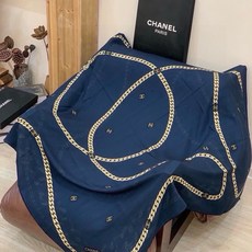 高级成衣系列~Chanel 【140双面同色丝绒披肩】 此系列谱写一曲自由轻灵的赞歌 本系列作品创新演绎品牌的风格符号 高级成衣系列~Chanel 【140双面同色丝绒披肩】 此系列谱写一曲自由轻灵的赞歌 本系列作品创新演绎品牌的风格符号