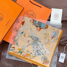 “马术学院”140双面同色丝绒披肩~Hermes 手工卷边丝绒方巾(30%桑蚕丝70%羊绒) 这款爱马仕的经典单品展现 “马术学院”140双面同色丝绒披肩~Hermes 手工卷边丝绒方巾(30%桑蚕丝70%羊绒) 这款爱马仕的经典单品展现