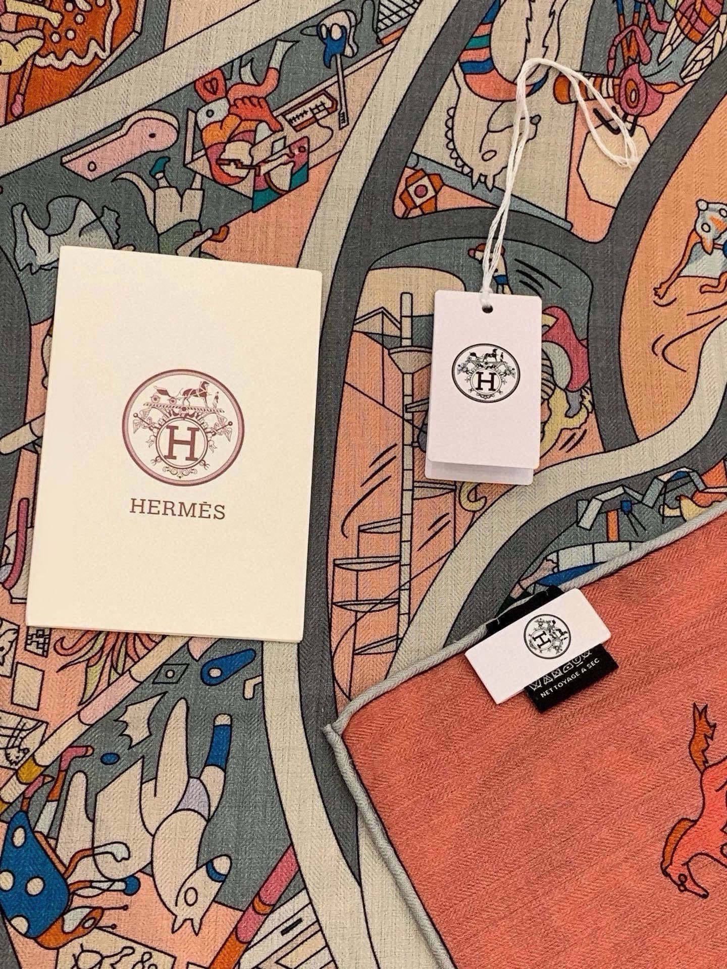 “马术学院”140双面同色丝绒披肩～Hermes  手工卷边丝绒方巾（30%桑蚕丝70%羊绒） 这款爱马仕的经典单品展现