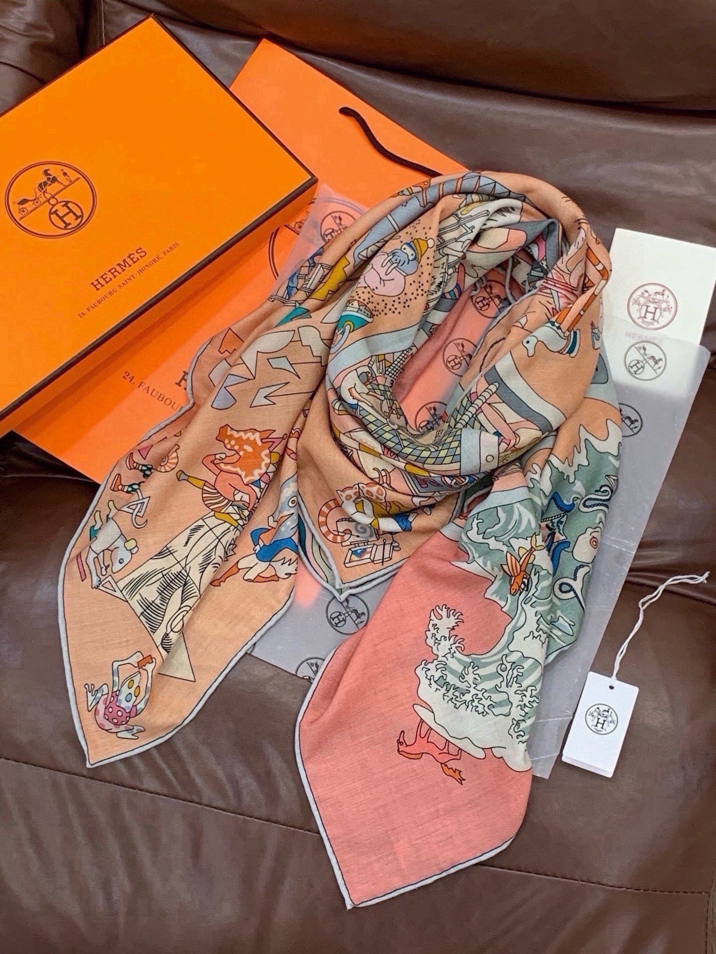 “马术学院”140双面同色丝绒披肩～Hermes  手工卷边丝绒方巾（30%桑蚕丝70%羊绒） 这款爱马仕的经典单品展现