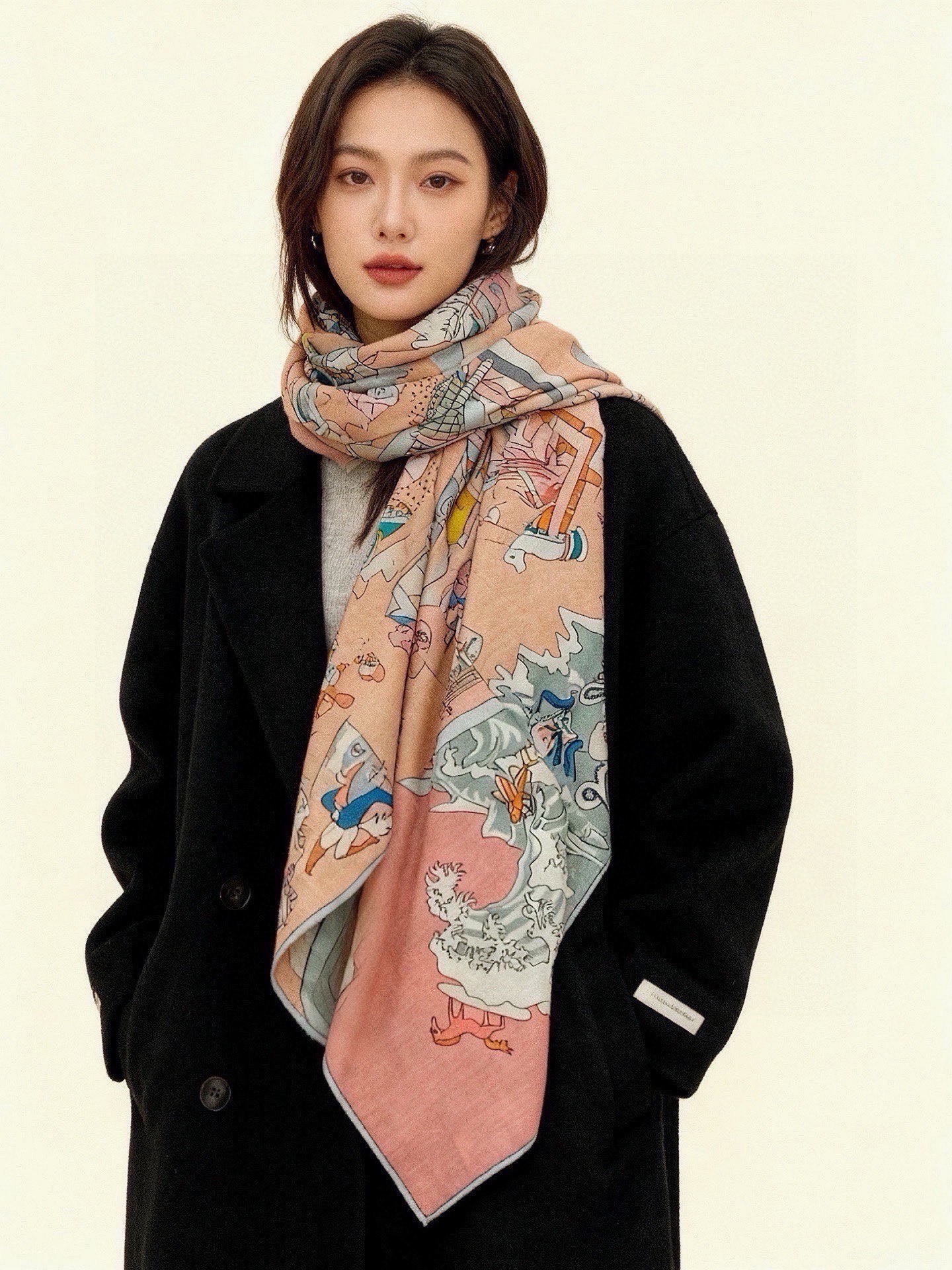 “马术学院”140双面同色丝绒披肩～Hermes  手工卷边丝绒方巾（30%桑蚕丝70%羊绒） 这款爱马仕的经典单品展现