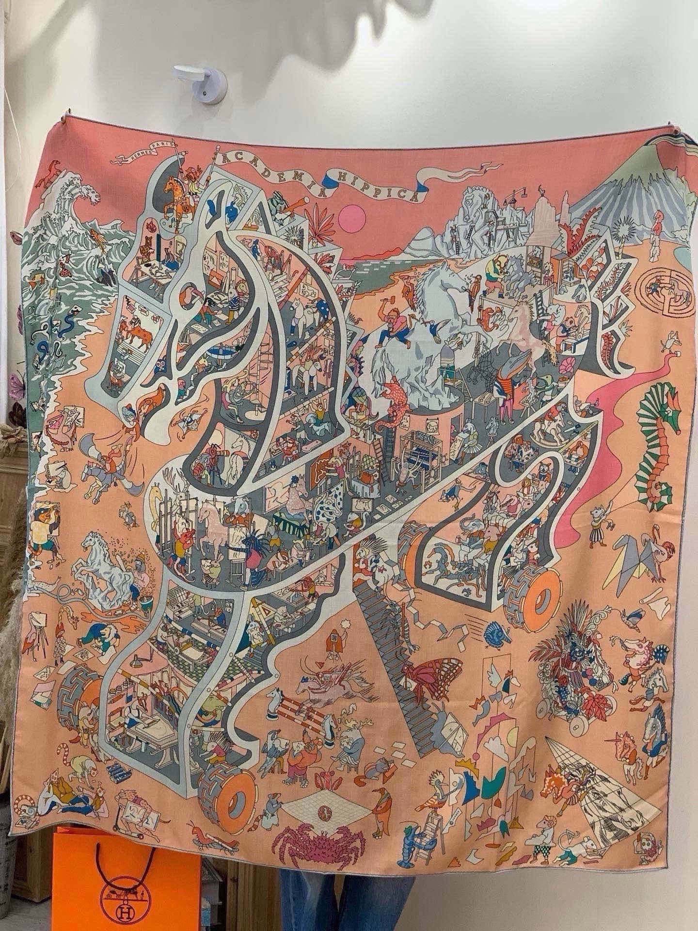 “马术学院”140双面同色丝绒披肩～Hermes  手工卷边丝绒方巾（30%桑蚕丝70%羊绒） 这款爱马仕的经典单品展现