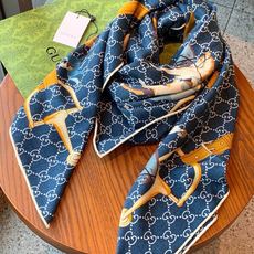 💟Gucci~140双面丝绒披肩 马鞍细节和骑马图案以精致色调匠心呈献,意在向品牌与马术世界的深厚渊源致敬。这款方巾以真 💟Gucci~140双面丝绒披肩 马鞍细节和骑马图案以精致色调匠心呈献,意在向品牌与马术世界的深厚渊源致敬。这款方巾以真