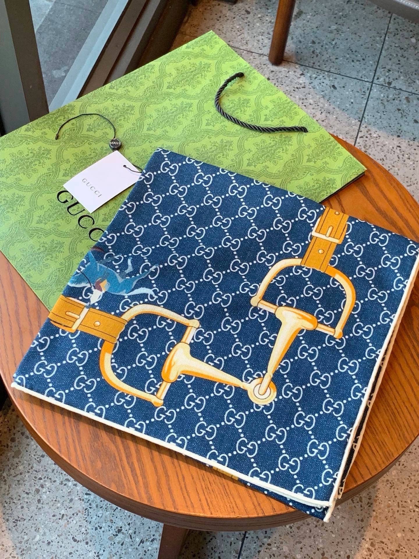 💟Gucci~140双面丝绒披肩 马鞍细节和骑马图案以精致色调匠心呈献,意在向品牌与马术世界的深厚渊源致敬。这款方巾以真 💟Gucci~140双面丝绒披肩 马鞍细节和骑马图案以精致色调匠心呈献,意在向品牌与马术世界的深厚渊源致敬。这款方巾以真