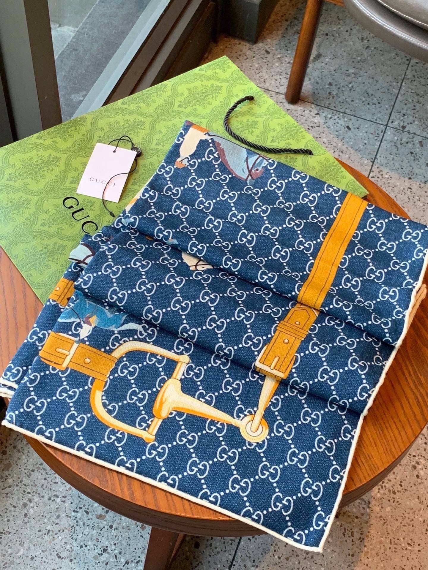 💟Gucci~140双面丝绒披肩 马鞍细节和骑马图案以精致色调匠心呈献,意在向品牌与马术世界的深厚渊源致敬。这款方巾以真 💟Gucci~140双面丝绒披肩 马鞍细节和骑马图案以精致色调匠心呈献,意在向品牌与马术世界的深厚渊源致敬。这款方巾以真