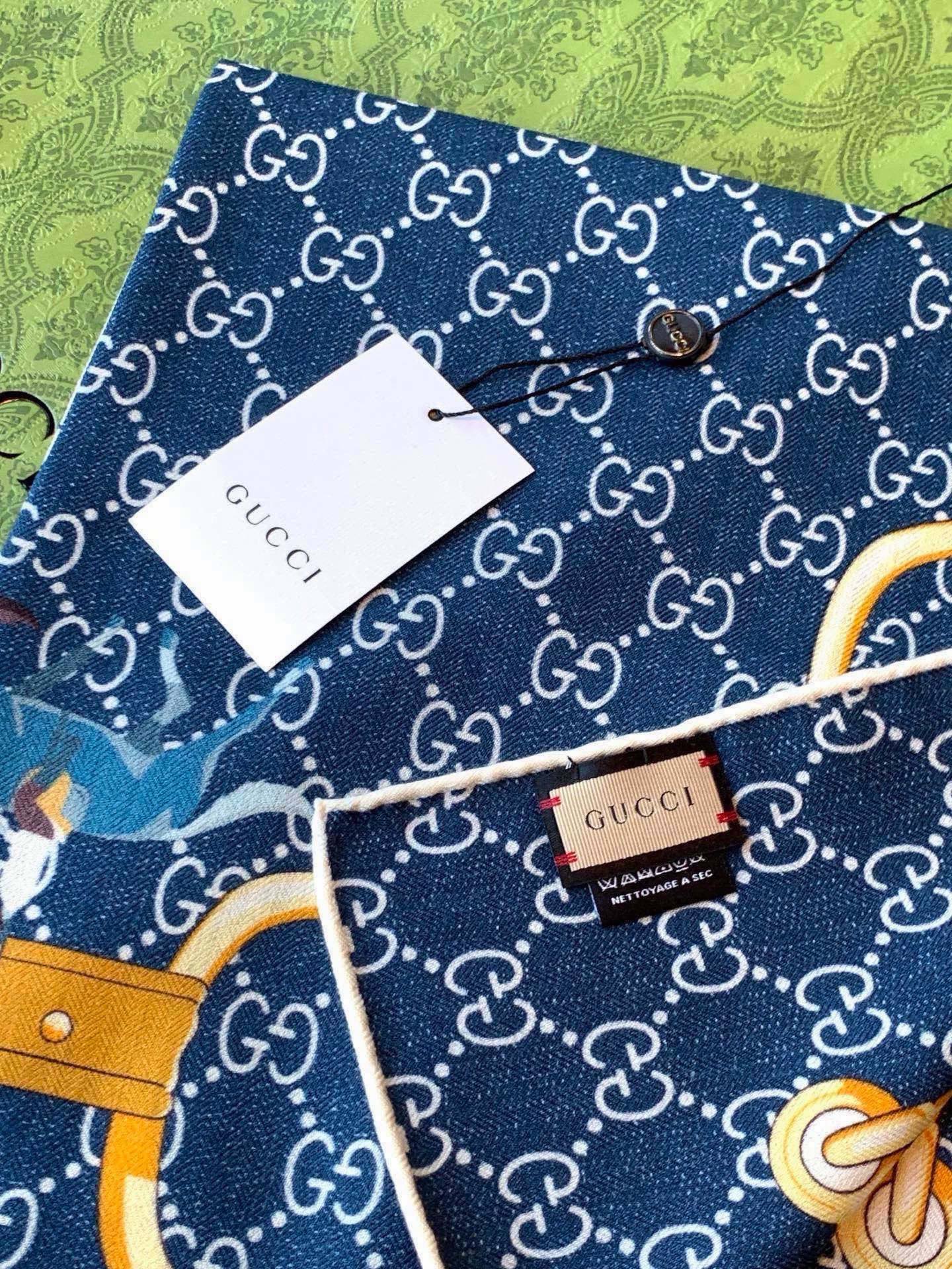 💟Gucci~140双面丝绒披肩 马鞍细节和骑马图案以精致色调匠心呈献,意在向品牌与马术世界的深厚渊源致敬。这款方巾以真 💟Gucci~140双面丝绒披肩 马鞍细节和骑马图案以精致色调匠心呈献,意在向品牌与马术世界的深厚渊源致敬。这款方巾以真
