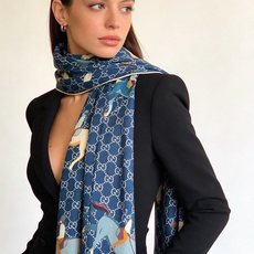💟Gucci~140双面丝绒披肩 马鞍细节和骑马图案以精致色调匠心呈献,意在向品牌与马术世界的深厚渊源致敬。这款方巾以真 💟Gucci~140双面丝绒披肩 马鞍细节和骑马图案以精致色调匠心呈献,意在向品牌与马术世界的深厚渊源致敬。这款方巾以真