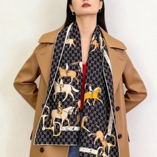💟Gucci~140双面丝绒披肩 马鞍细节和骑马图案以精致色调匠心呈献,意在向品牌与马术世界的深厚渊源致敬。这款方巾以真 💟Gucci~140双面丝绒披肩 马鞍细节和骑马图案以精致色调匠心呈献,意在向品牌与马术世界的深厚渊源致敬。这款方巾以真