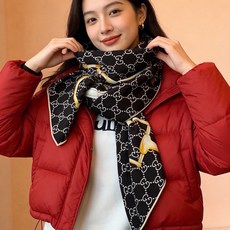 💟Gucci~140双面丝绒披肩 马鞍细节和骑马图案以精致色调匠心呈献,意在向品牌与马术世界的深厚渊源致敬。这款方巾以真 💟Gucci~140双面丝绒披肩 马鞍细节和骑马图案以精致色调匠心呈献,意在向品牌与马术世界的深厚渊源致敬。这款方巾以真