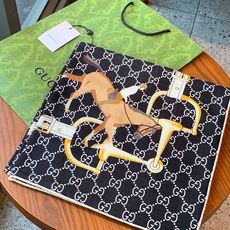 💟Gucci~140双面丝绒披肩 马鞍细节和骑马图案以精致色调匠心呈献,意在向品牌与马术世界的深厚渊源致敬。这款方巾以真 💟Gucci~140双面丝绒披肩 马鞍细节和骑马图案以精致色调匠心呈献,意在向品牌与马术世界的深厚渊源致敬。这款方巾以真