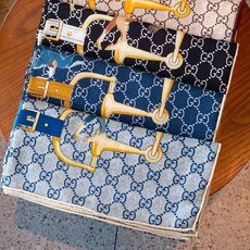 💟Gucci~140双面丝绒披肩 马鞍细节和骑马图案以精致色调匠心呈献,意在向品牌与马术世界的深厚渊源致敬。这款方巾以真 💟Gucci~140双面丝绒披肩 马鞍细节和骑马图案以精致色调匠心呈献,意在向品牌与马术世界的深厚渊源致敬。这款方巾以真