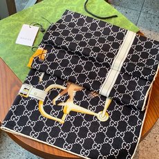 💟Gucci~140双面丝绒披肩 马鞍细节和骑马图案以精致色调匠心呈献,意在向品牌与马术世界的深厚渊源致敬。这款方巾以真 💟Gucci~140双面丝绒披肩 马鞍细节和骑马图案以精致色调匠心呈献,意在向品牌与马术世界的深厚渊源致敬。这款方巾以真