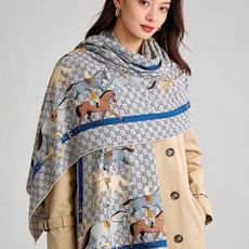💟Gucci~140双面丝绒披肩 马鞍细节和骑马图案以精致色调匠心呈献,意在向品牌与马术世界的深厚渊源致敬。这款方巾以真 💟Gucci~140双面丝绒披肩 马鞍细节和骑马图案以精致色调匠心呈献,意在向品牌与马术世界的深厚渊源致敬。这款方巾以真