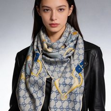 💟Gucci~140双面丝绒披肩 马鞍细节和骑马图案以精致色调匠心呈献,意在向品牌与马术世界的深厚渊源致敬。这款方巾以真 💟Gucci~140双面丝绒披肩 马鞍细节和骑马图案以精致色调匠心呈献,意在向品牌与马术世界的深厚渊源致敬。这款方巾以真
