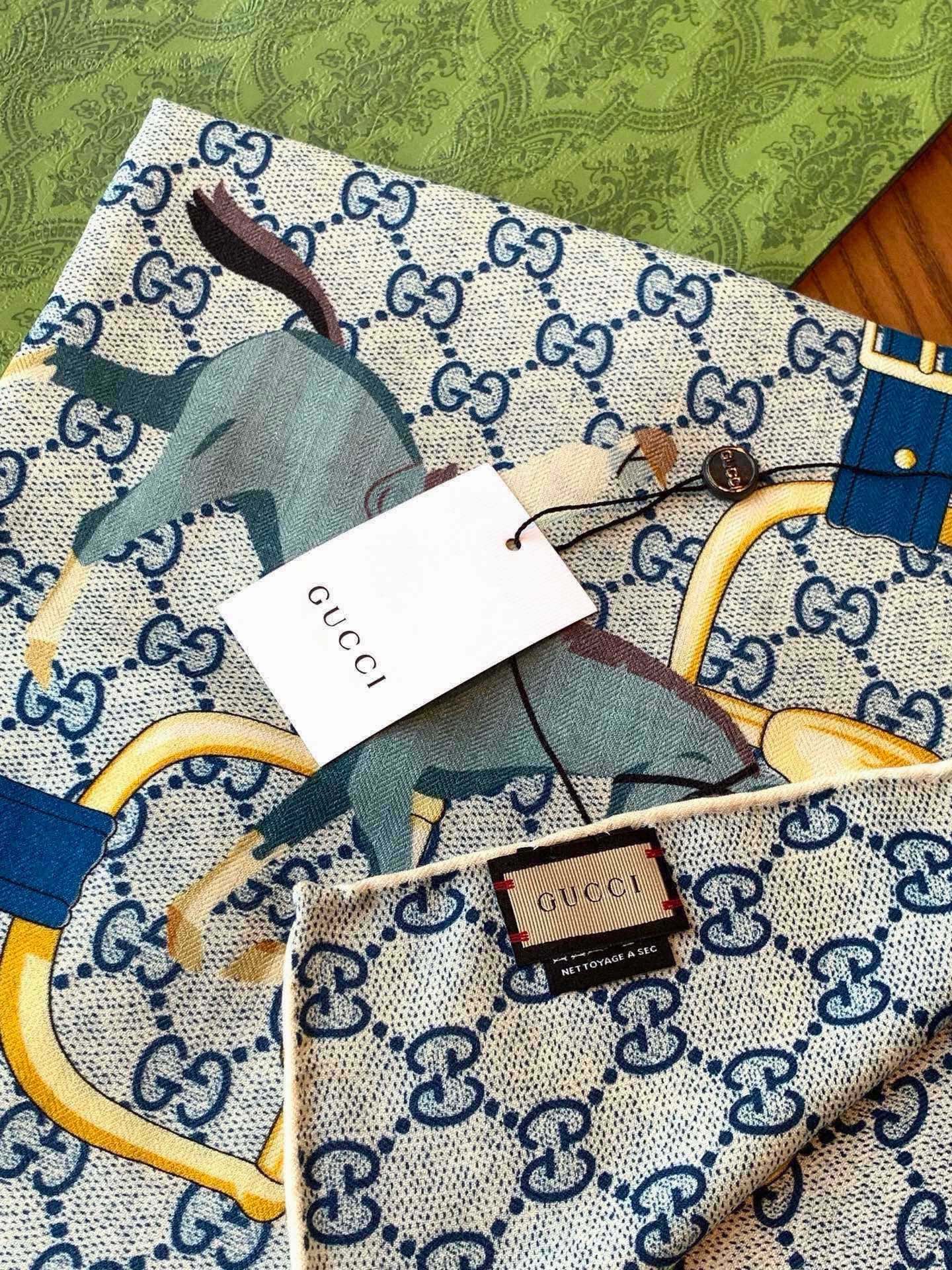 💟Gucci~140双面丝绒披肩 马鞍细节和骑马图案以精致色调匠心呈献,意在向品牌与马术世界的深厚渊源致敬。这款方巾以真 💟Gucci~140双面丝绒披肩 马鞍细节和骑马图案以精致色调匠心呈献,意在向品牌与马术世界的深厚渊源致敬。这款方巾以真