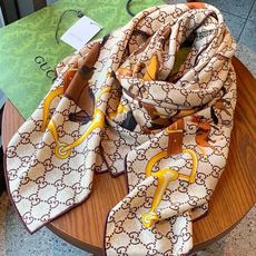 💟Gucci~140双面丝绒披肩 马鞍细节和骑马图案以精致色调匠心呈献,意在向品牌与马术世界的深厚渊源致敬。这款方巾以真 💟Gucci~140双面丝绒披肩 马鞍细节和骑马图案以精致色调匠心呈献,意在向品牌与马术世界的深厚渊源致敬。这款方巾以真