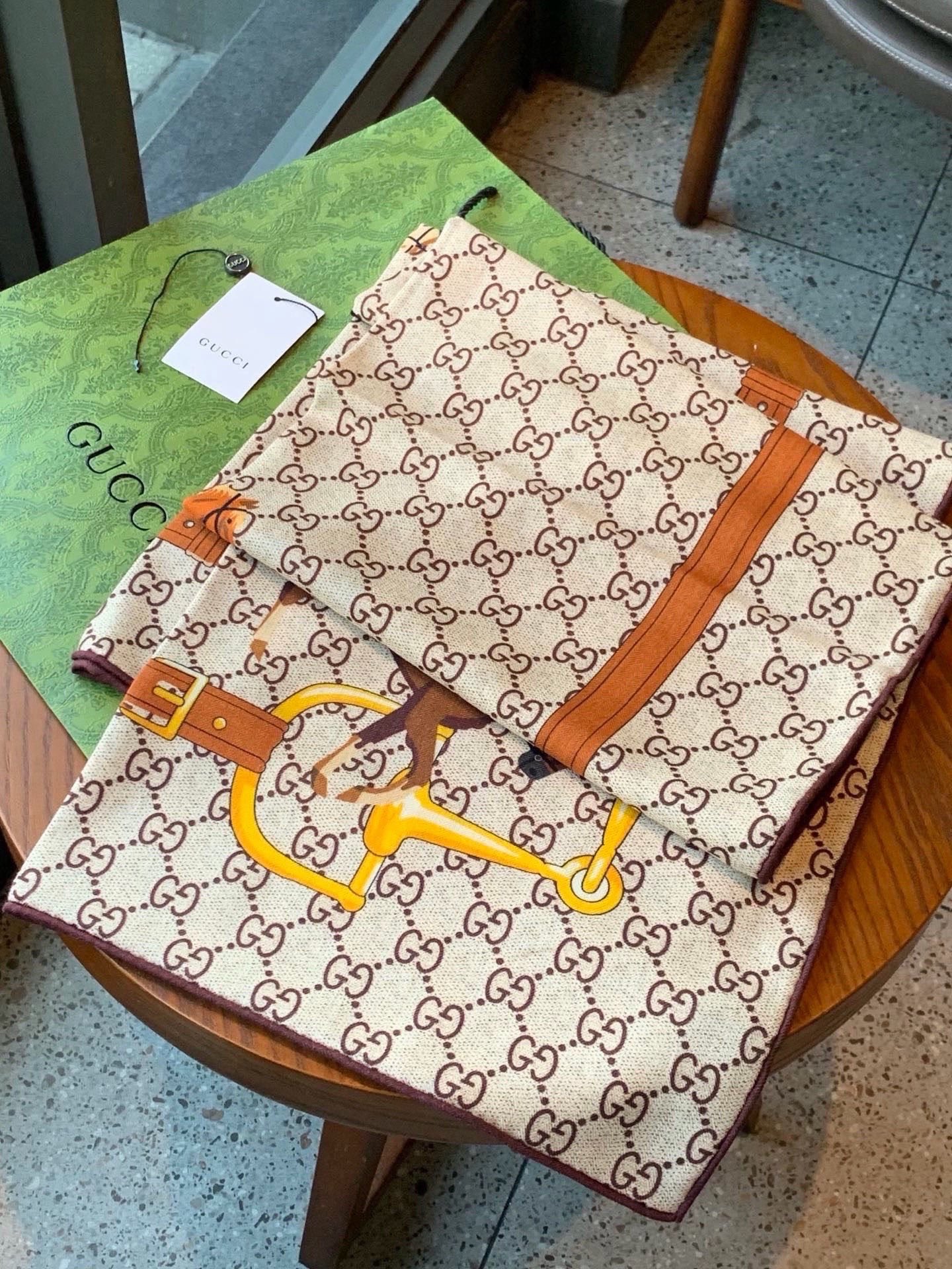 💟Gucci~140双面丝绒披肩 马鞍细节和骑马图案以精致色调匠心呈献,意在向品牌与马术世界的深厚渊源致敬。这款方巾以真 💟Gucci~140双面丝绒披肩 马鞍细节和骑马图案以精致色调匠心呈献,意在向品牌与马术世界的深厚渊源致敬。这款方巾以真