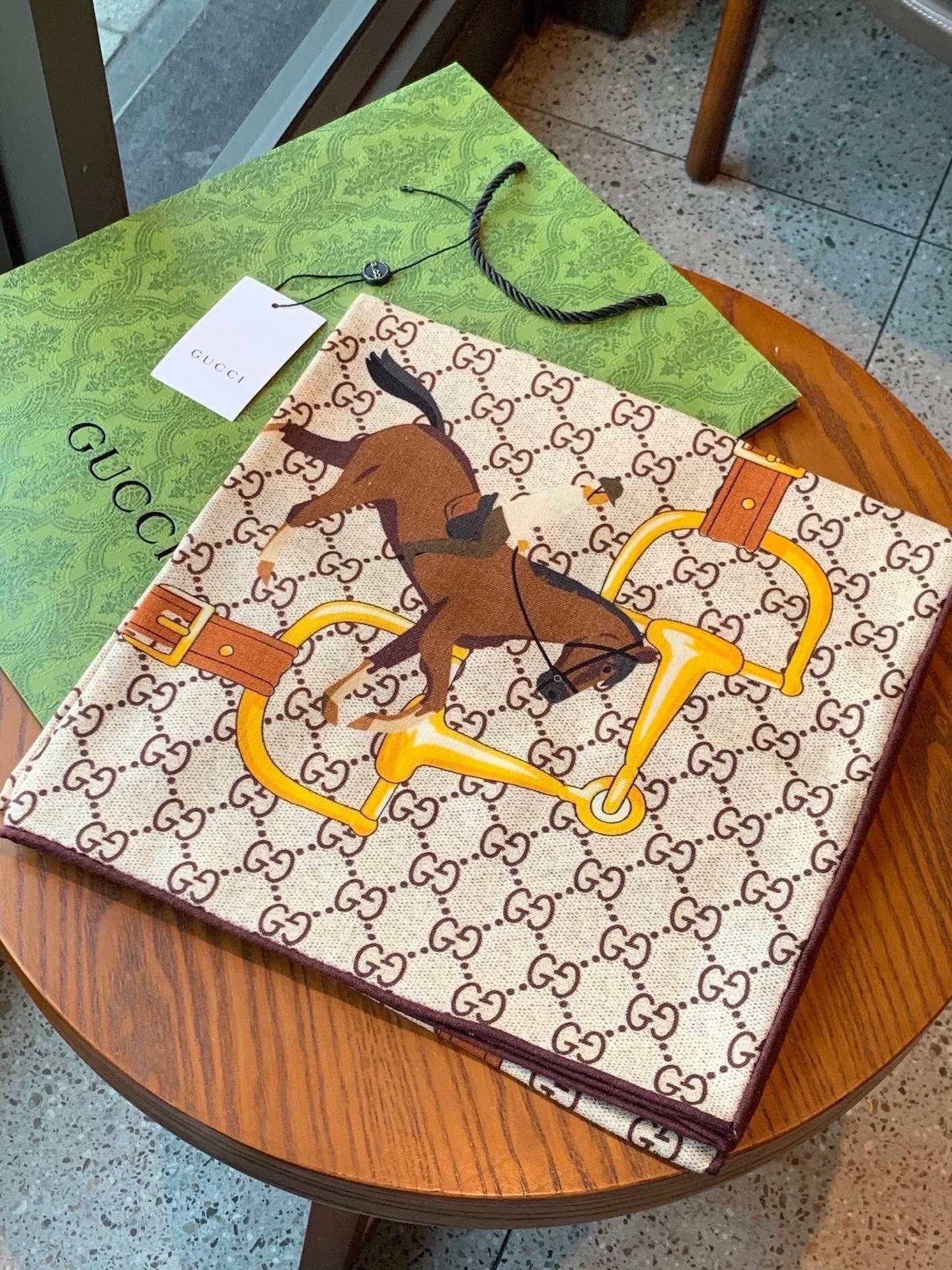 💟Gucci~140双面丝绒披肩 马鞍细节和骑马图案以精致色调匠心呈献,意在向品牌与马术世界的深厚渊源致敬。这款方巾以真 💟Gucci~140双面丝绒披肩 马鞍细节和骑马图案以精致色调匠心呈献,意在向品牌与马术世界的深厚渊源致敬。这款方巾以真