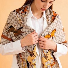 💟Gucci~140双面丝绒披肩 马鞍细节和骑马图案以精致色调匠心呈献,意在向品牌与马术世界的深厚渊源致敬。这款方巾以真 💟Gucci~140双面丝绒披肩 马鞍细节和骑马图案以精致色调匠心呈献,意在向品牌与马术世界的深厚渊源致敬。这款方巾以真