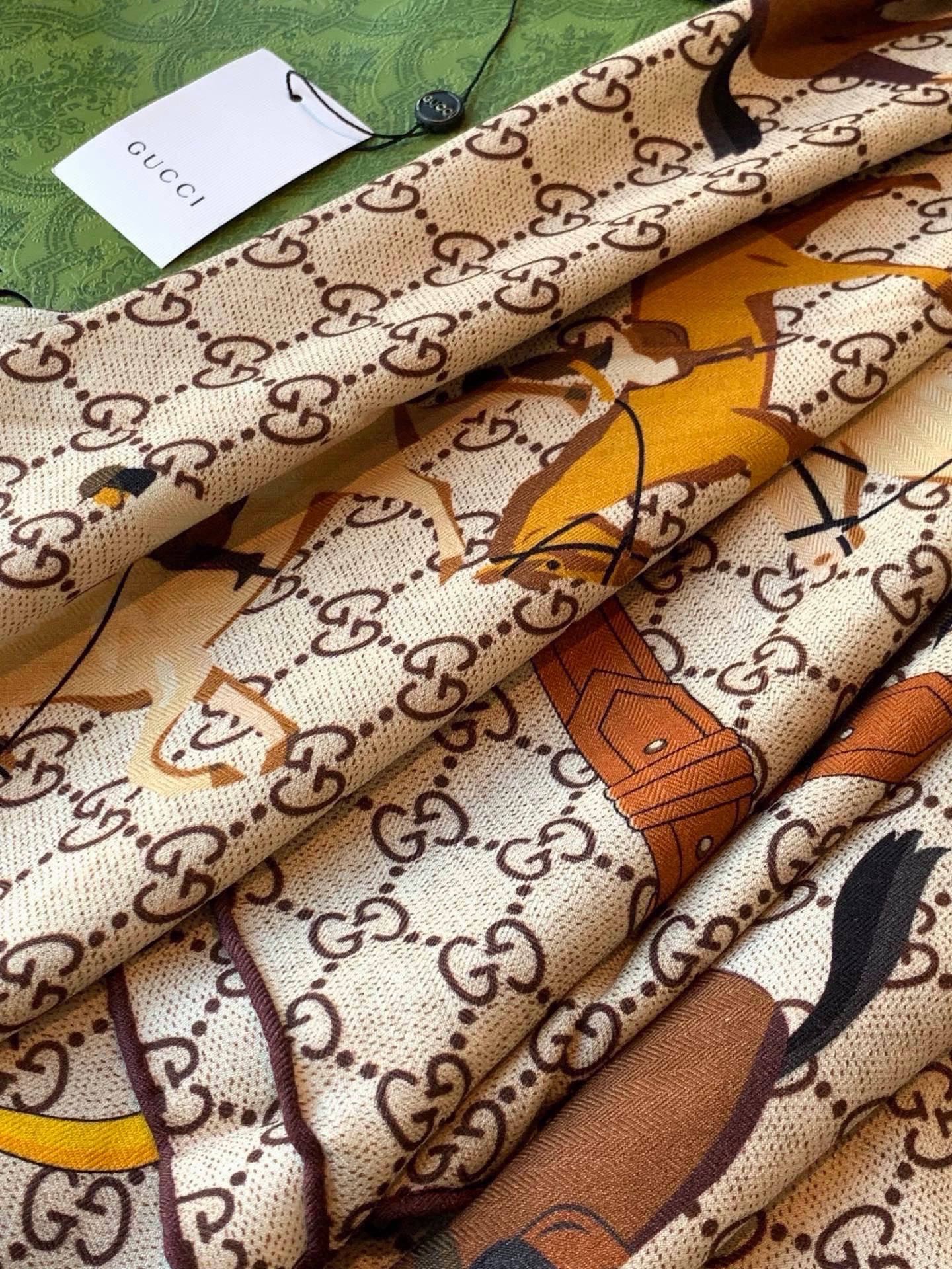 💟Gucci~140双面丝绒披肩 马鞍细节和骑马图案以精致色调匠心呈献,意在向品牌与马术世界的深厚渊源致敬。这款方巾以真 💟Gucci~140双面丝绒披肩 马鞍细节和骑马图案以精致色调匠心呈献,意在向品牌与马术世界的深厚渊源致敬。这款方巾以真