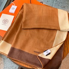 上新❤️ 【▪️摩登重磅圈C位!官网已断货,各种加价都巨难买!!!Hermes 秋冬首款140羊绒真丝围巾!!】不是丝 上新❤️ 【▪️摩登重磅圈C位!官网已断货,各种加价都巨难买!!!Hermes 秋冬首款140羊绒真丝围巾!!】不是丝