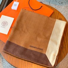 上新❤️ 【▪️摩登重磅圈C位!官网已断货,各种加价都巨难买!!!Hermes 秋冬首款140羊绒真丝围巾!!】不是丝 上新❤️ 【▪️摩登重磅圈C位!官网已断货,各种加价都巨难买!!!Hermes 秋冬首款140羊绒真丝围巾!!】不是丝