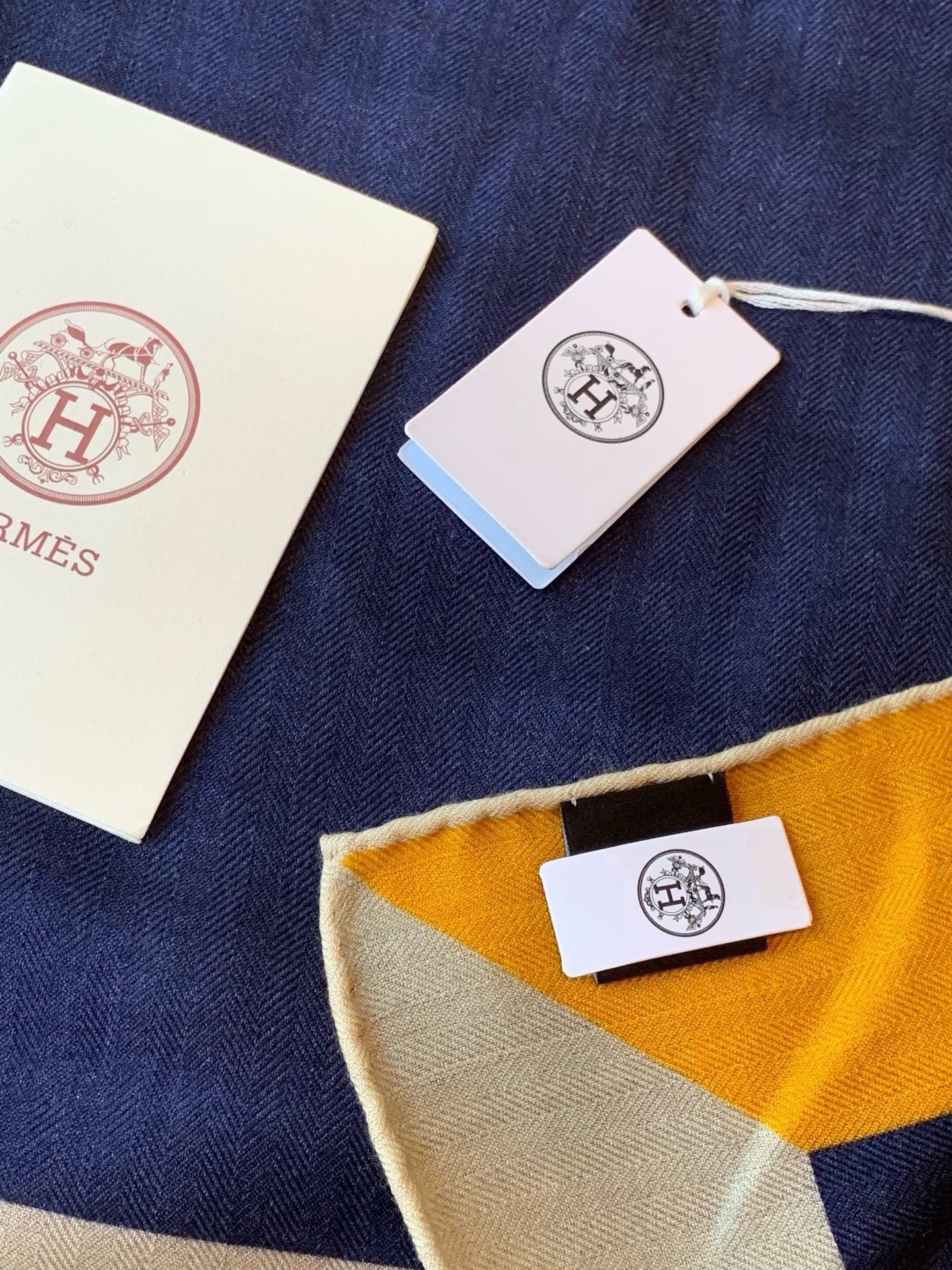 上新❤️  【▪️摩登重磅圈C位！官网已断货，各种加价都巨难买！！！Hermes 秋冬首款140羊绒真丝围巾！！】不是丝