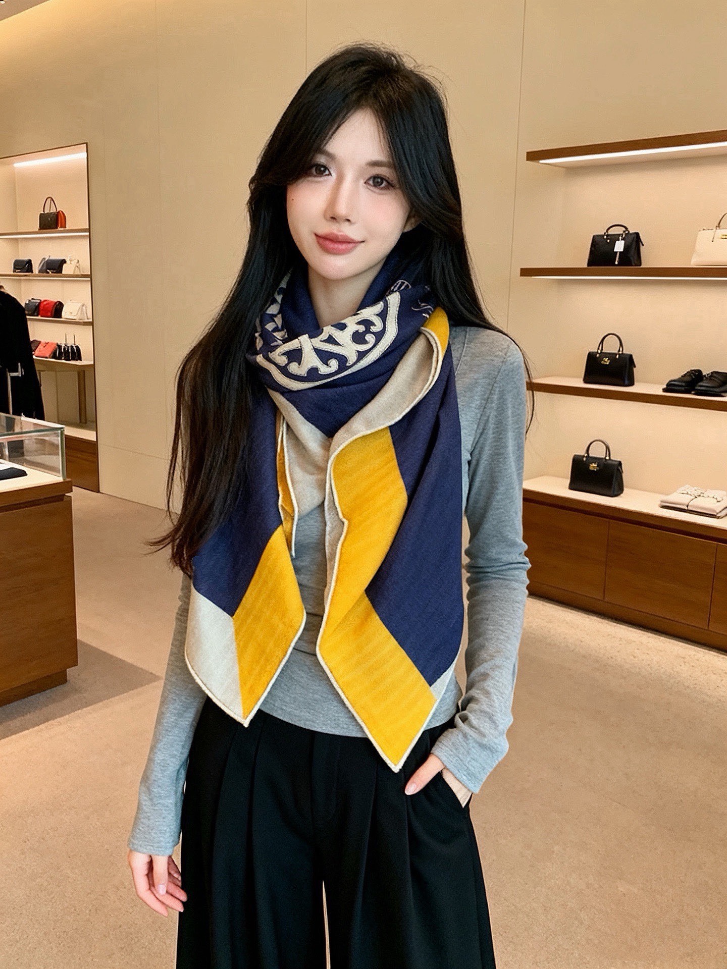 上新❤️  【▪️摩登重磅圈C位！官网已断货，各种加价都巨难买！！！Hermes 秋冬首款140羊绒真丝围巾！！】不是丝