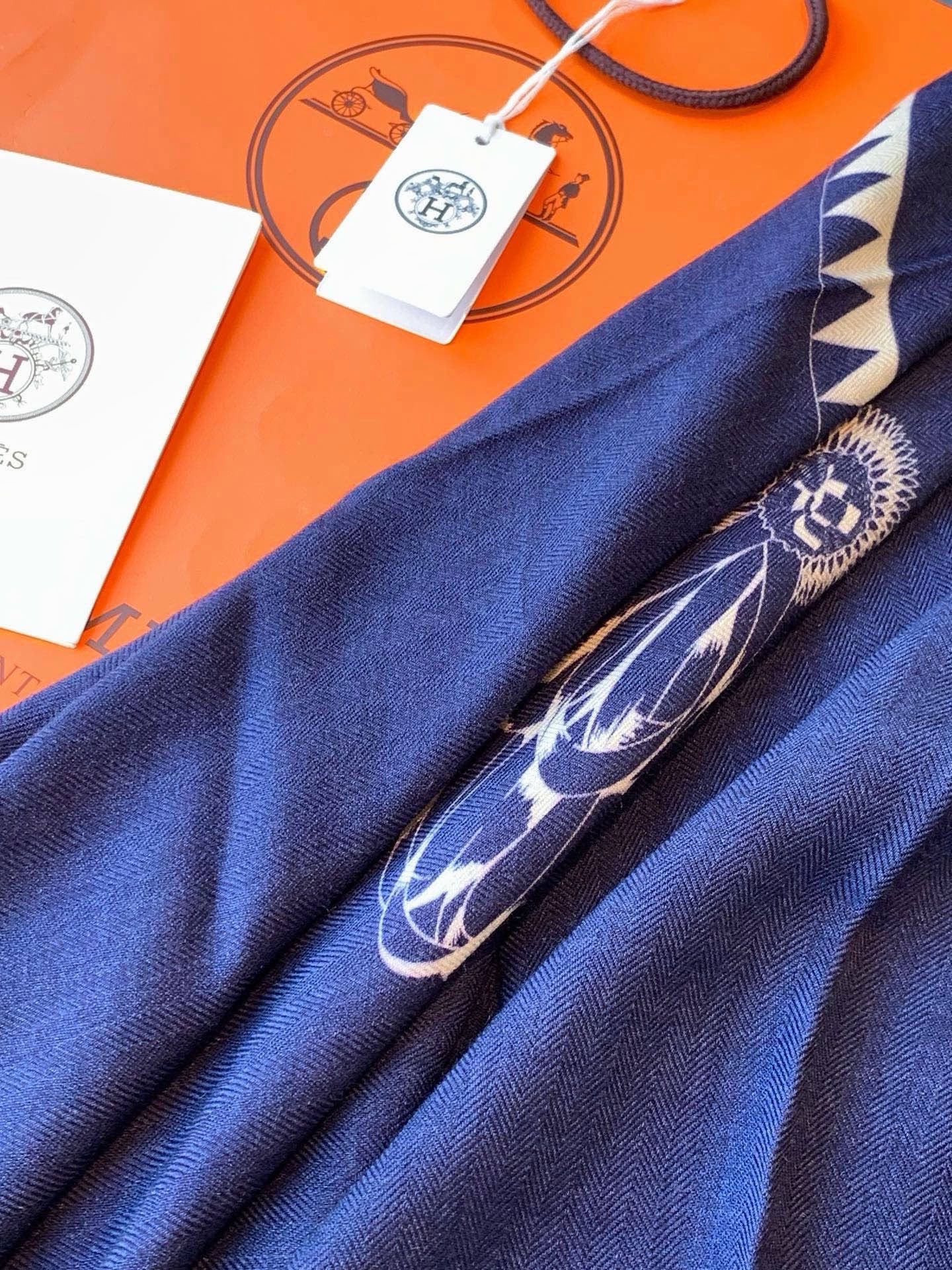 上新❤️  【▪️摩登重磅圈C位！官网已断货，各种加价都巨难买！！！Hermes 秋冬首款140羊绒真丝围巾！！】不是丝
