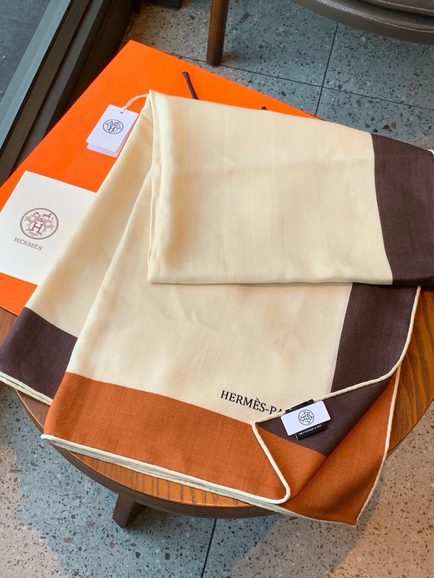 上新❤️  【▪️摩登重磅圈C位！官网已断货，各种加价都巨难买！！！Hermes 秋冬首款140羊绒真丝围巾！！】不是丝