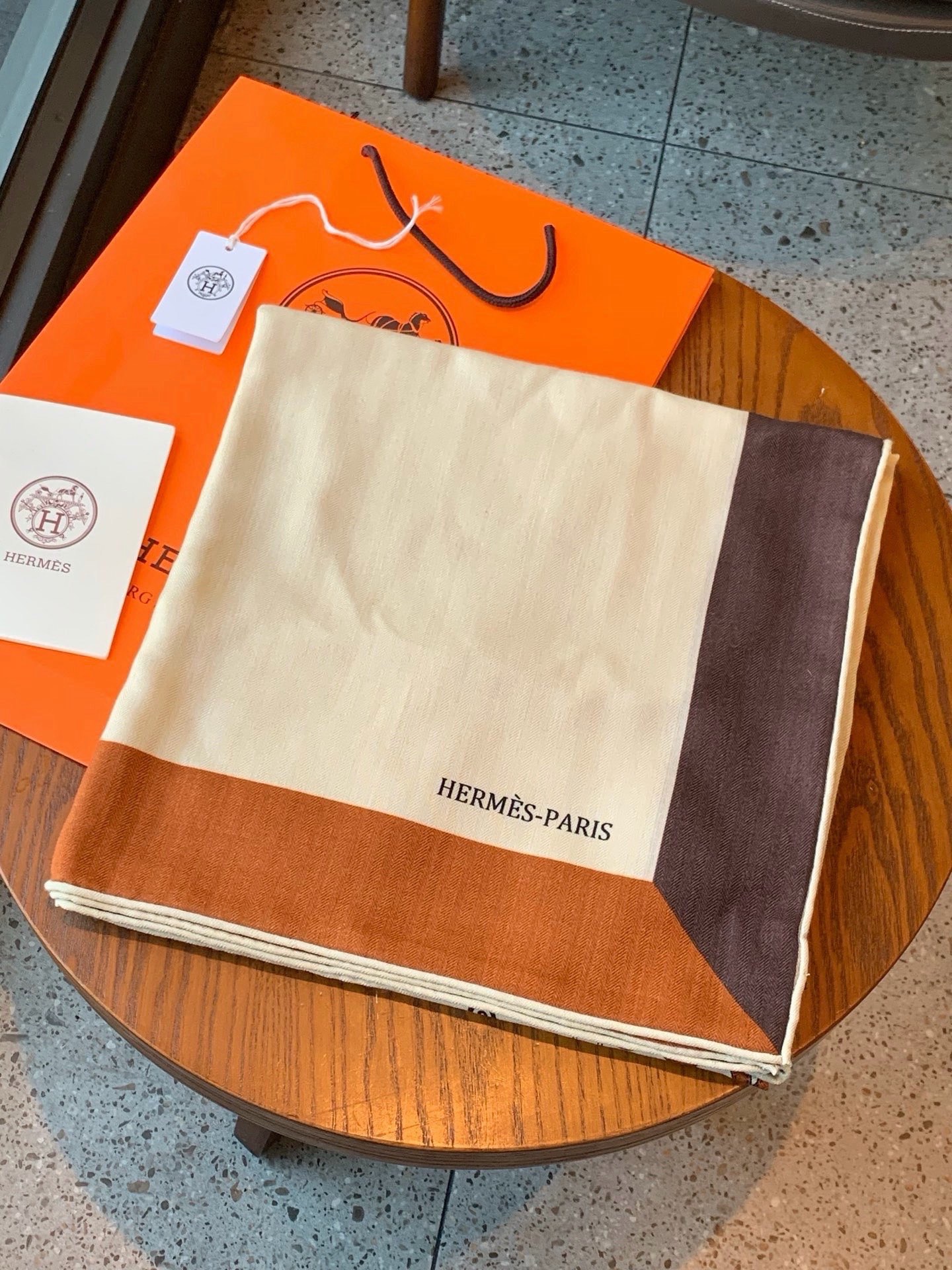 上新❤️  【▪️摩登重磅圈C位！官网已断货，各种加价都巨难买！！！Hermes 秋冬首款140羊绒真丝围巾！！】不是丝