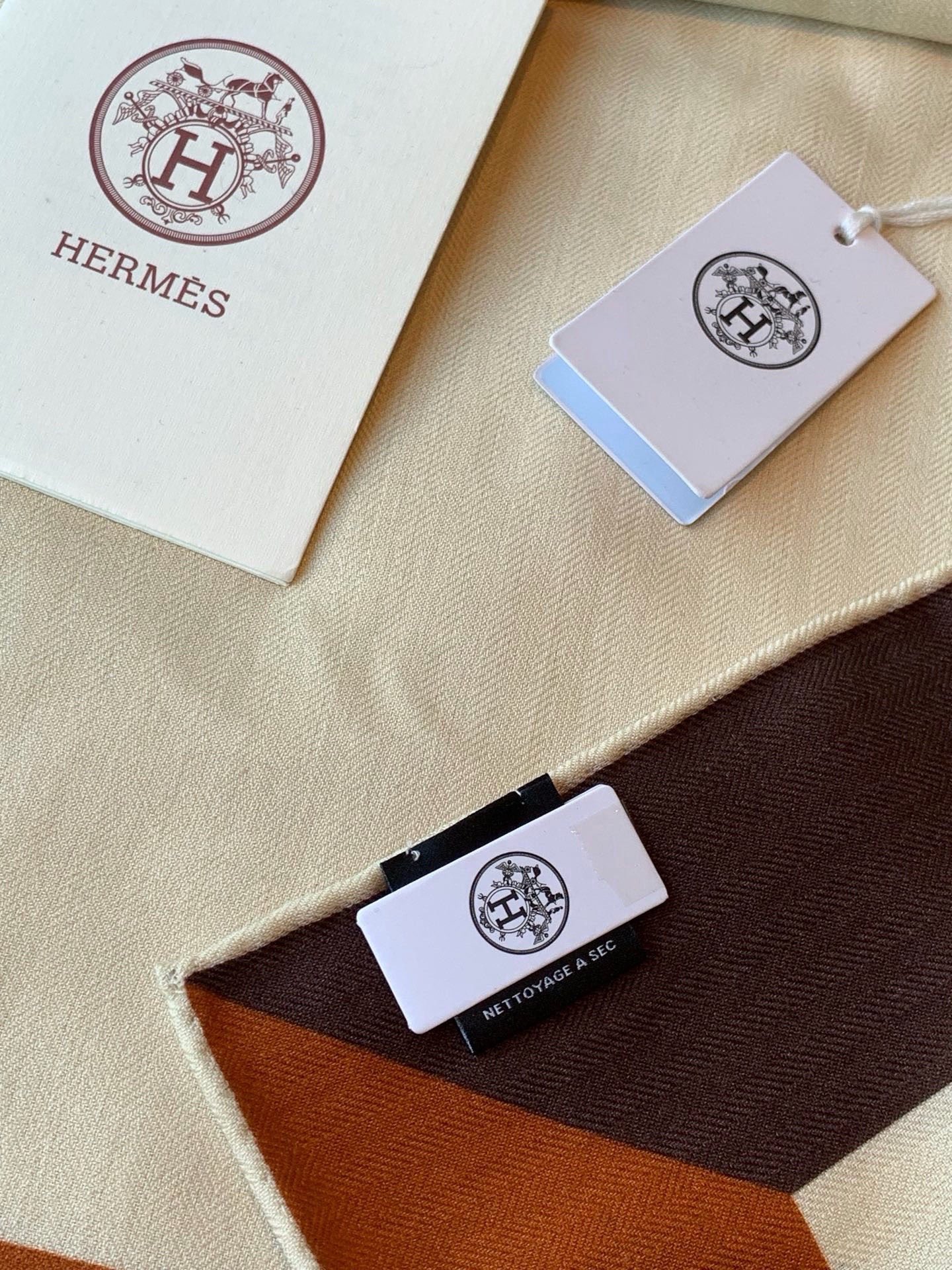 上新❤️  【▪️摩登重磅圈C位！官网已断货，各种加价都巨难买！！！Hermes 秋冬首款140羊绒真丝围巾！！】不是丝