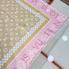 MONOGRAM SILHOUETTE 90双面丝巾 Monogram Silhouette 方巾为华美桑蚕丝融入 Mo MONOGRAM SILHOUETTE 90双面丝巾 Monogram Silhouette 方巾为华美桑蚕丝融入 Mo