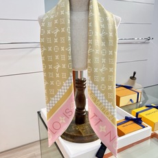 MONOGRAM SILHOUETTE 90双面丝巾 Monogram Silhouette 方巾为华美桑蚕丝融入 Mo MONOGRAM SILHOUETTE 90双面丝巾 Monogram Silhouette 方巾为华美桑蚕丝融入 Mo