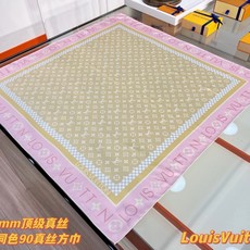 MONOGRAM SILHOUETTE 90双面丝巾 Monogram Silhouette 方巾为华美桑蚕丝融入 Mo MONOGRAM SILHOUETTE 90双面丝巾 Monogram Silhouette 方巾为华美桑蚕丝融入 Mo