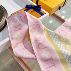 MONOGRAM SILHOUETTE 90双面丝巾 Monogram Silhouette 方巾为华美桑蚕丝融入 Mo MONOGRAM SILHOUETTE 90双面丝巾 Monogram Silhouette 方巾为华美桑蚕丝融入 Mo