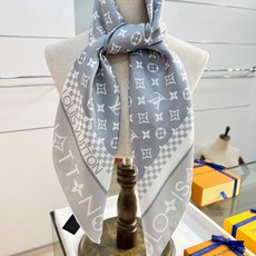 MONOGRAM SILHOUETTE 90双面丝巾 Monogram Silhouette 方巾为华美桑蚕丝融入 Mo MONOGRAM SILHOUETTE 90双面丝巾 Monogram Silhouette 方巾为华美桑蚕丝融入 Mo