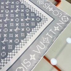 MONOGRAM SILHOUETTE 90双面丝巾 Monogram Silhouette 方巾为华美桑蚕丝融入 Mo MONOGRAM SILHOUETTE 90双面丝巾 Monogram Silhouette 方巾为华美桑蚕丝融入 Mo