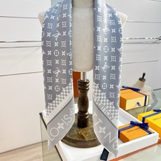MONOGRAM SILHOUETTE 90双面丝巾 Monogram Silhouette 方巾为华美桑蚕丝融入 Mo MONOGRAM SILHOUETTE 90双面丝巾 Monogram Silhouette 方巾为华美桑蚕丝融入 Mo