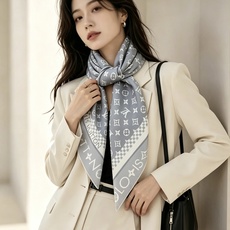 MONOGRAM SILHOUETTE 90双面丝巾 Monogram Silhouette 方巾为华美桑蚕丝融入 Mo MONOGRAM SILHOUETTE 90双面丝巾 Monogram Silhouette 方巾为华美桑蚕丝融入 Mo