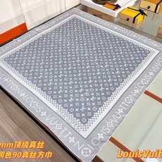 MONOGRAM SILHOUETTE 90双面丝巾 Monogram Silhouette 方巾为华美桑蚕丝融入 Mo MONOGRAM SILHOUETTE 90双面丝巾 Monogram Silhouette 方巾为华美桑蚕丝融入 Mo